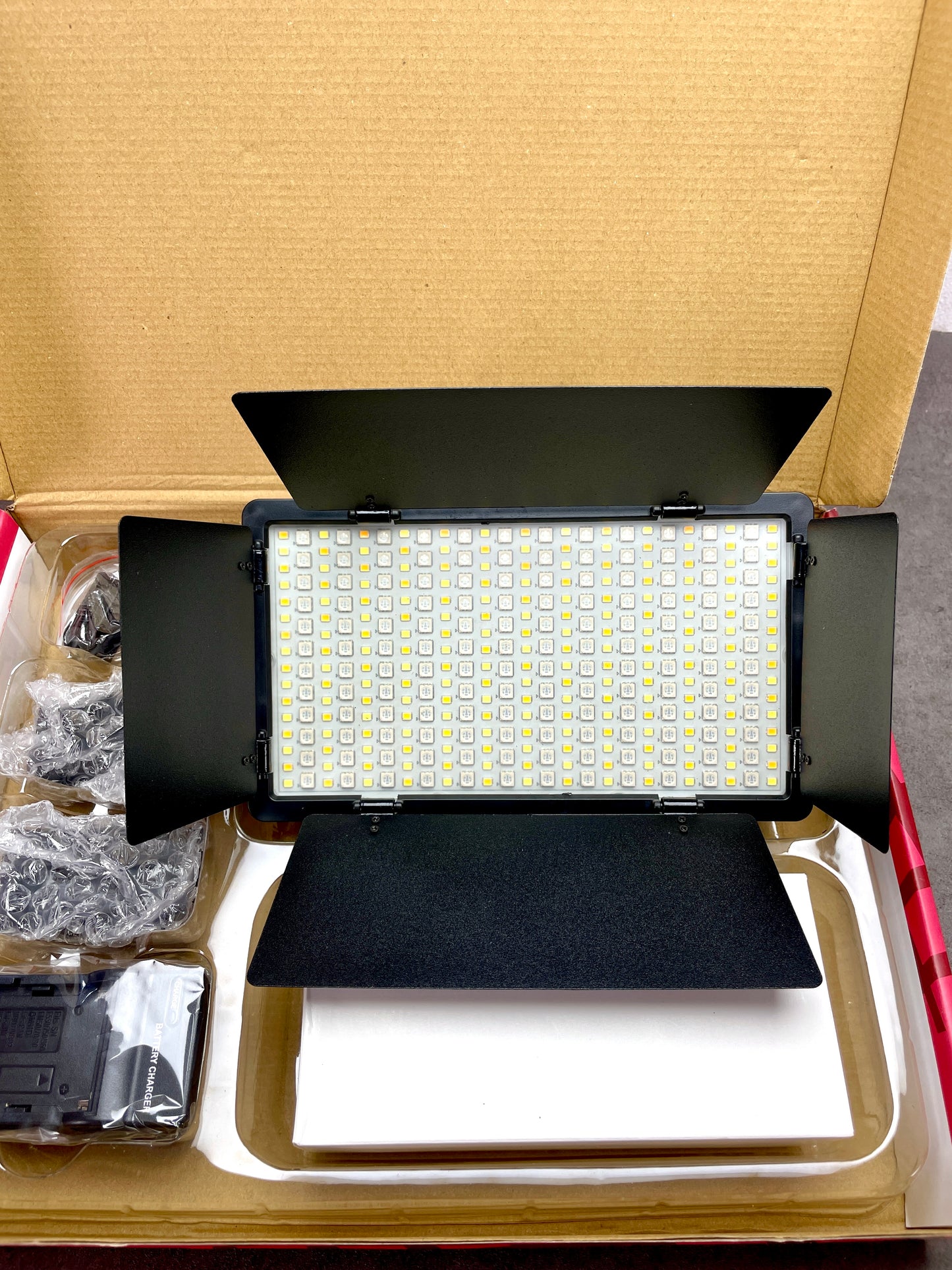 LED 600 RGB LIGHT WITH BATTERIES & STAND