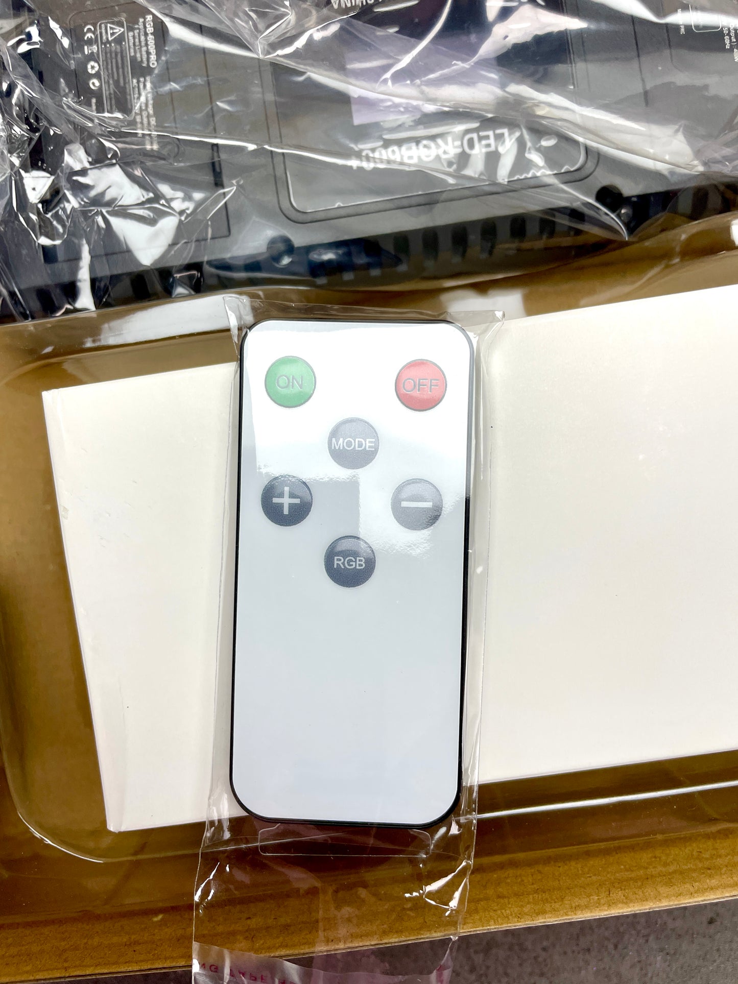 LED 600 RGB LIGHT WITH BATTERIES & STAND