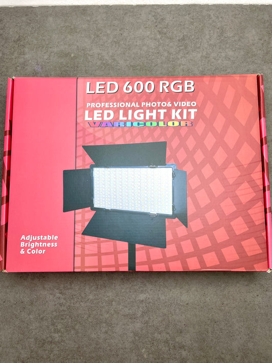 LED 600 RGB LIGHT WITH BATTERIES & STAND