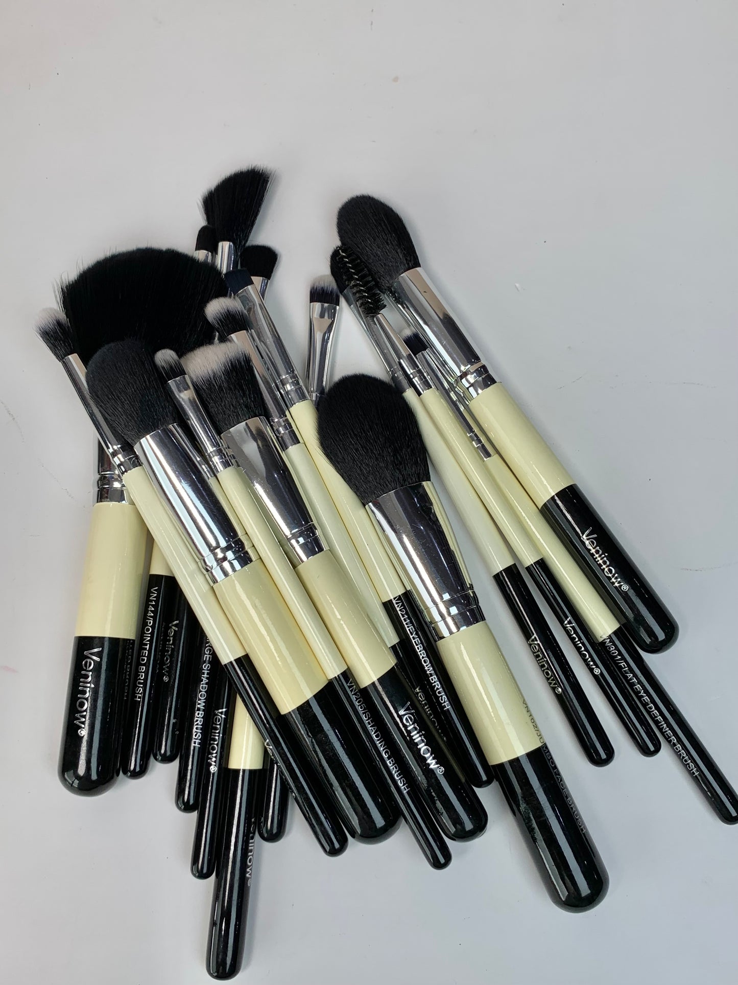 Veninow Black & White Brush Set